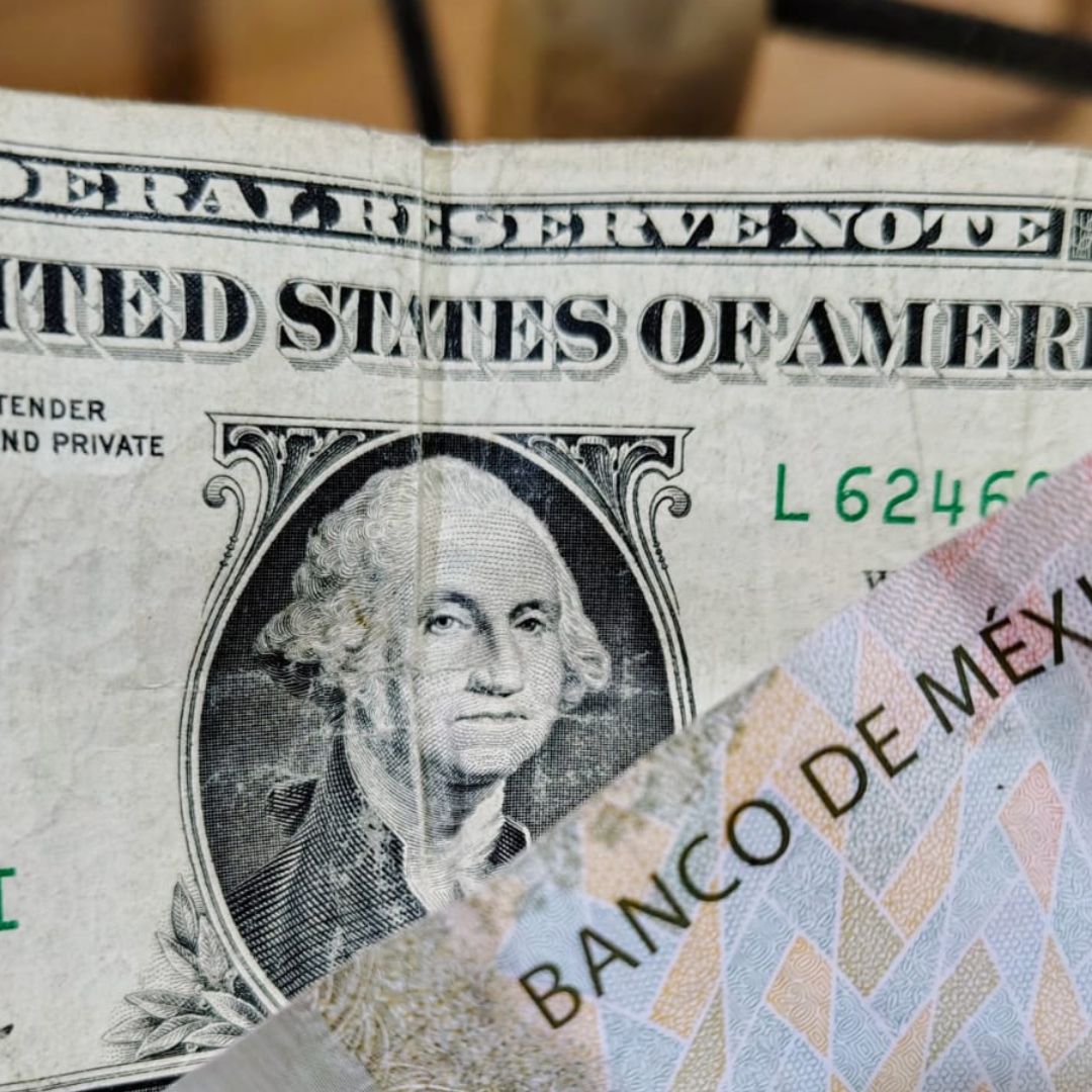 Billete de un dólar y billete de 20 pesos mexicanos